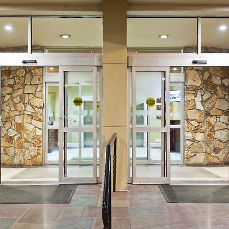 Holiday Inn Charleston-Riverview By Ihg Exterior photo