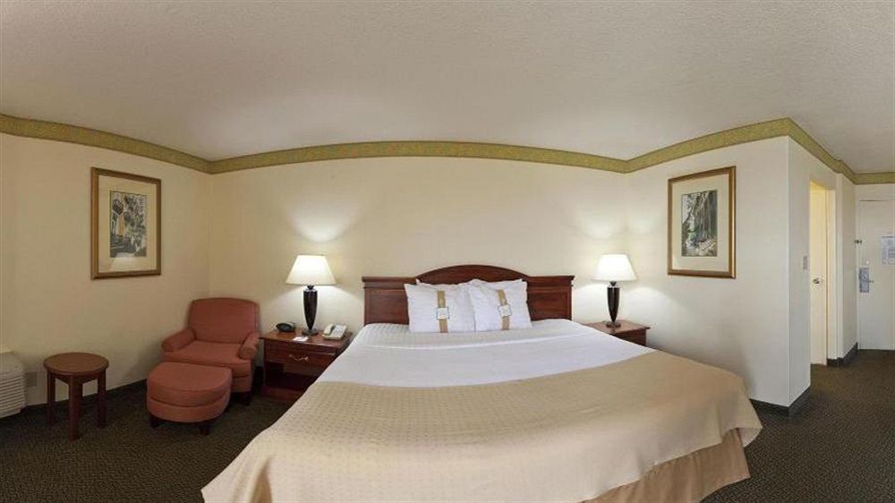 Holiday Inn Charleston-Riverview By Ihg Exterior photo